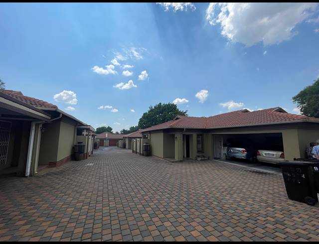 3 BEDROOM HOUSE FOR SALE IN PARKHILL GARDENS